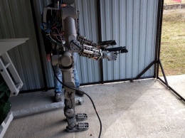 Рогозин и робот F.E.D.O.R. похвастались навыками стрельбы