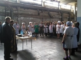Накануне Пасхи на хлебозаводе в Покровске священники освятили сырье и оборудование для выпечки куличей