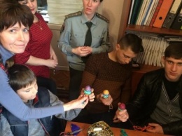 "Трудных" подростков в Покровске учили делать декоративные писанки