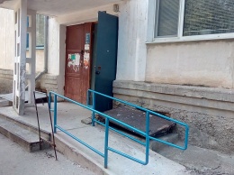 После вмешательства прокуратуры в одном из домов в Красногвардейском районе появился пандус