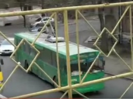 Смешное видео: в Одессе в футбол сыграл троллейбус (ВИДЕО)