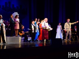 Украинский театр увлек николаевцев в музыкальное путешествие миром классического шансона