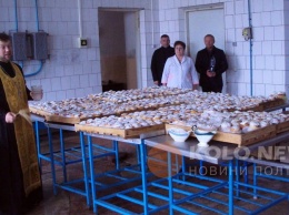 Вкус праздника: в полтавской больнице испекли тысячу пасхальных куличей для пациентов