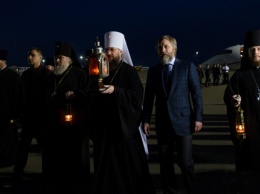 Митрополит Антоний и депутат Новинский привезли Благодатный Огонь в Украину