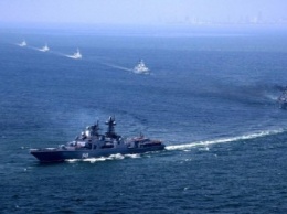 В Крыму корабли Черноморского флота отразили нападение и спасли людей