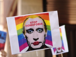 Запрещенная в России картинка Путина с макияжем стала мемом