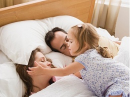 Исследование: 50% родителей лгут, что спят рядом с детьми