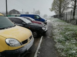 На Харьков внезапно обрушилась метель. В соцсетях публикуют снежные фото