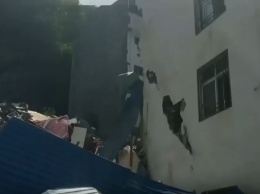 В Китае оползень разрушил 7-этажный жилой дом с людьми