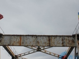 Мост в районе пункта пропуска «Станица Луганская» начали приводить в порядок (фото)