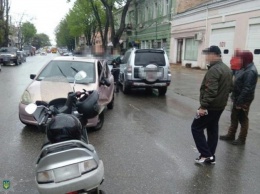 Большое ДТП на Бунина: cтолкнулись три авто и скутер