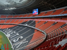 «Донбасс-Арена»: пустой стадион под флагом «ДНР»