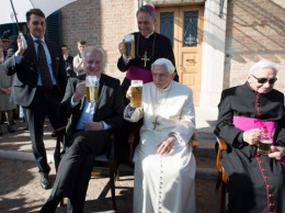 Папа может: свое 90-летие Папа Римский Бенедект XVI отпраздновал кружкой пива