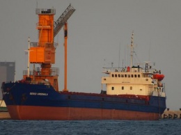 Спасатели подняли на борт одного члена экипажа затонувшего в Черном море сухогруза