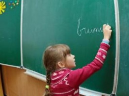 Сидят на уроках в пуховиках: в Украине из-за похолодания начали закрывать школы