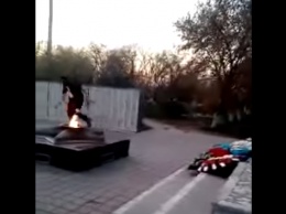 Паркурщики устроили шоу на мемориале у Вечного огня под Астраханью