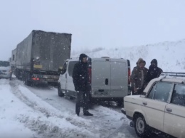 Трассу Днипро-Харьков остановил снег (СПИСОК ЗАКРЫТЫХ ПУТЕЙ)