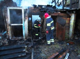 На Киевщине спасатели почти 5 часов тушили пожар в хозяйственных зданиях (фото)