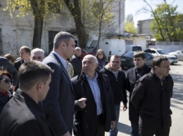 Кличко уволил 12 начальников ЖЭКов за игнорирование обращений киевлян