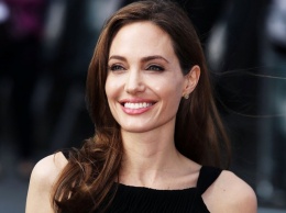 Актриса Анджелина Джоли посвятила матери свою рекламу Guerlain