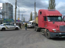 В Николаеве грузовик раздавил микроавтобус Mercedes