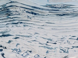 Ученые нашли в Антарктиде сотни рек и озер из талой воды