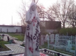 На мариупольском кладбище осквернили советский памятник (ФОТО)