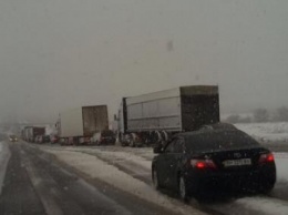 Снегопад привел к образованию 10-километровой пробки на трассе Киев - Одесса
