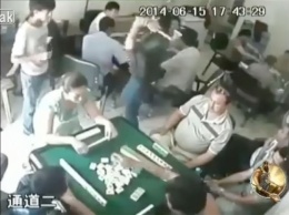 В Китае неизвестные с топорами напали на игроков в домино (видео)