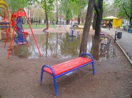В Одессе вокруг детской площадки в сквере образовался пруд (ФОТО)