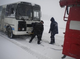 Спасатели освободили из снежного плена три автобуса в Балтском районе