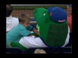 Талисман защитил ребенка от попадания бейсбольного мяча (видео)