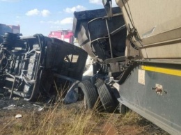 Жуткое ДТП в ЮАР: школьный автобус столкнулся с грузовиком, сгорело 20 детей