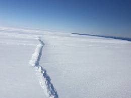 Ученые: огромный ледник в Гренландии может расколоться пополам