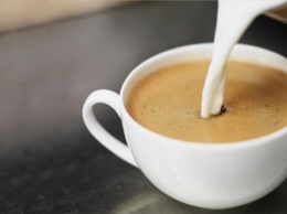 Медики рассказали про неожиданный эффект кофе с молоком