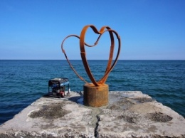 Памятник любви появился на пирсе одесского пляжа