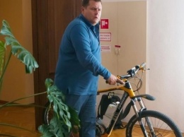 Борис Филатов проинспектировал набережную на велосипеде
