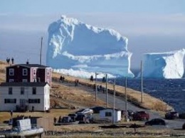 Гигантский айсберг стал новой достопримечательностью у берегов Канады (ФОТО)