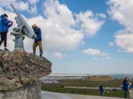 Более 150 мостостроителей провели субботник на двух берегах Керченского пролива