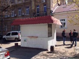 За неделю в Одессе демонтированы 6 временных сооружений. Фото