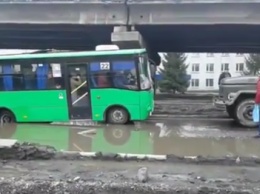 В Покровске рейсовый автобус с пассажирами застрял в яме под Димитровским мостом
