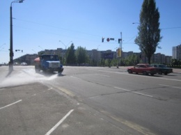 В Киеве из-за жары усилили полив дорог города