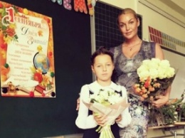 Анастасия Волочкова отвела дочку в новую школу