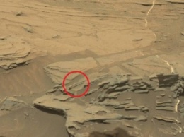 Марсоход "Кьюриосити" нашел необычный камень, похожий на "парящую ложку"