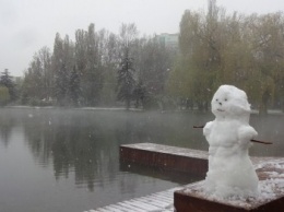 Крымчане в соцсетях хвастают апрельскими снеговиками (ФОТОФАКТ)
