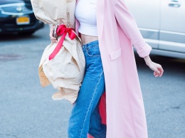 Джиджи Хадид в розовом пальто и меховых слиперах в Нью-Йорке