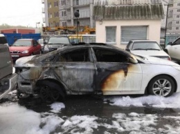 Пожар на харьковской автостоянке: полиция начала расследование возгорания трех иномарок (ФОТО)