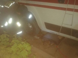 В Киевской области спасатели вытащили из ямы машину скорой помощи