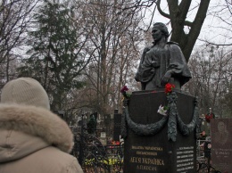 В Киеве вандалы добрались до могилы Леси Украинки - бронзу с памятника умыкнули на цветмет