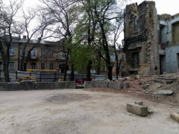 Руины Масонского дома потихоньку разбирают по камешку: утащили даже кусок забора